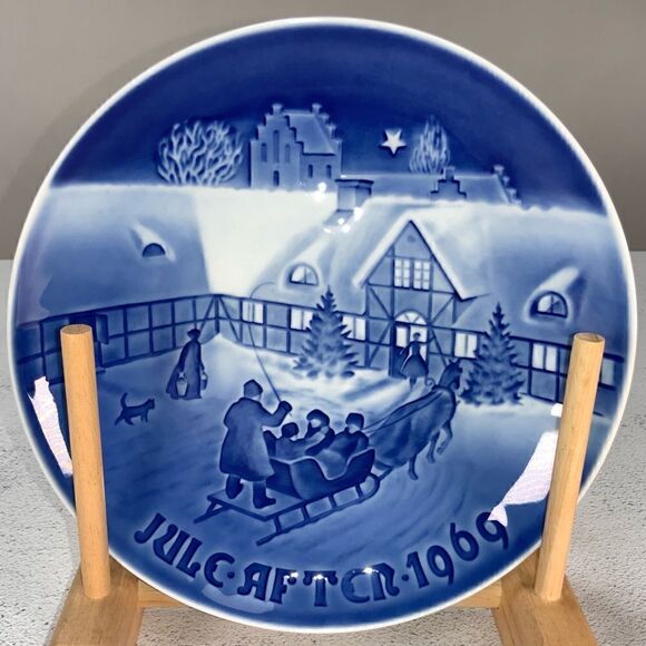 SIGNED BING & GRONDAHL CHRISTMAS PLATE “ARRIVAL OF CHRISTMAS GUESTS” 1969 - Picture 1 of 9